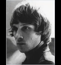 영화배우인 니콜라스 브리뎃의 대표 이미지