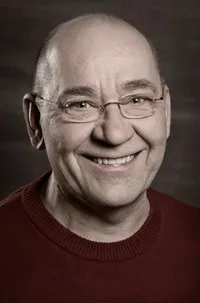 영화배우인 퇴누 카르크의 대표 이미지