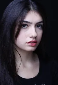 영화배우인 하자르 에르귀칠뤼의 대표 이미지