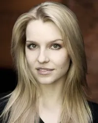 영화배우인 지아 크로바틴의 대표 이미지