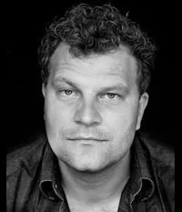 영화배우인 바스 케이저르의 대표 이미지