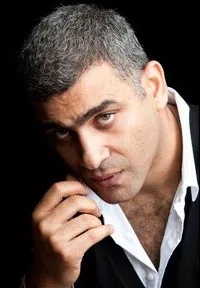 음악감독인 하니 아델의 대표 이미지