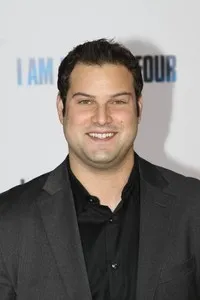 영화배우인 맥스 애들러의 대표 이미지