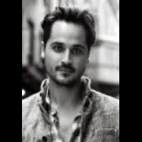 영화배우인 개빈 벨루의 대표 이미지