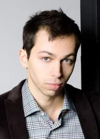 배우인 톰 라스의 대표 이미지