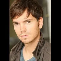 영화배우인 브래들리 도지의 대표 이미지