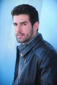 영화배우인 에이드리언 곤잘레스의 대표 이미지