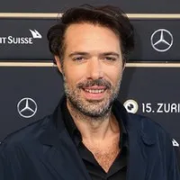 영화배우, 시나리오작가인 니콜라스 베도의 대표 이미지