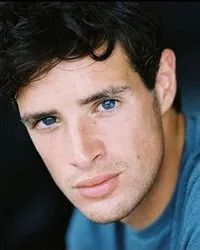 영화배우인 찰리 캐릭의 대표 이미지