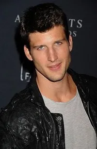 영화배우인 파커 영의 대표 이미지