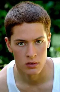 영화배우인 블레이즈 엠브리의 대표 이미지