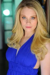 영화배우인 킴 마툴라의 대표 이미지