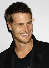 영화배우인 맷 번스의 대표 이미지