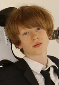 영화배우인 아담 미시크의 대표 이미지