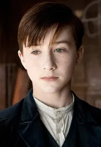 영화배우인 토비 홀의 대표 이미지