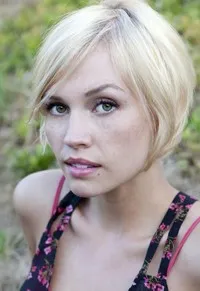 영화배우인 휘트니 무어의 대표 이미지