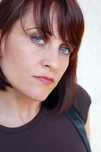 영화배우인 코트네이 테일러의 대표 이미지