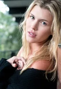 영화배우인 샤론 힌넨데일의 대표 이미지