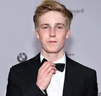 영화배우인 루이스 호프만의 대표 이미지