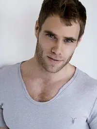 영화배우인 매튜 윌카스의 대표 이미지