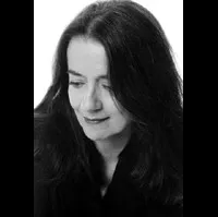 작곡가인 엘레니 카라인드루의 대표 이미지