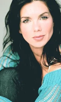 영화배우인 테시 산티아고의 대표 이미지