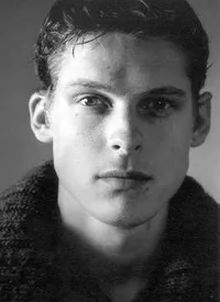 영화배우인 테운 카윌부르의 대표 이미지