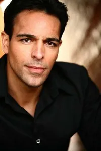 영화배우인 T.J. 라미니의 대표 이미지