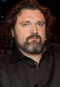 배우인 한스 에릭 디비크 후스비의 대표 이미지