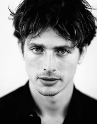 영화배우인 라클랜 니보어의 대표 이미지