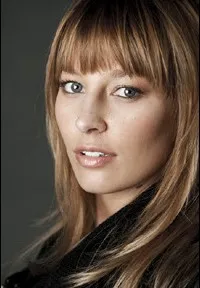 영화배우인 소피 헨더슨의 대표 이미지