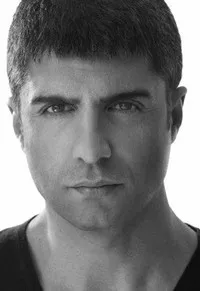 영화배우인 외즈잔 데니즈의 대표 이미지