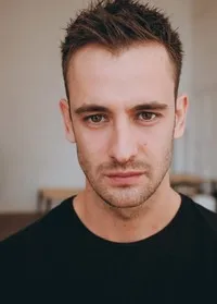 영화배우인 리날 무하메토프의 대표 이미지