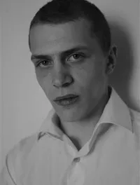 영화배우인 케빈 아자이스의 대표 이미지