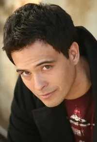 영화배우인 제이슨 그래슬의 대표 이미지