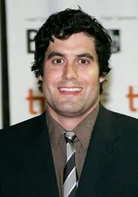 영화배우인 폴 스크러들랜드의 대표 이미지