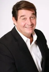 영화배우인 루이 로울리스의 대표 이미지