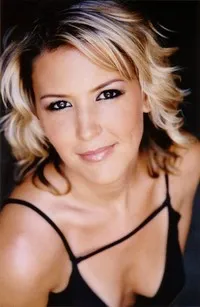 영화배우인 스테이시 스카울리의 대표 이미지