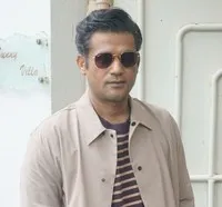 영화배우인 소훔 샤의 대표 이미지