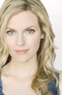 영화배우인 첼시 크리스프의 대표 이미지