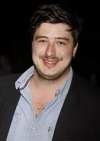 가수, 작곡가인 마커스 멈포드의 대표 이미지