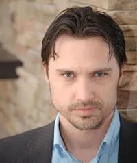 영화배우인 리차드 로이 서튼의 대표 이미지