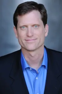 영화배우인 스티븐 거스태브슨의 대표 이미지