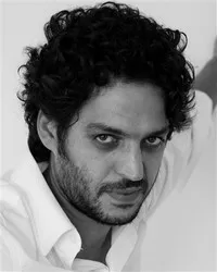 영화배우인 유네스 부아브의 대표 이미지