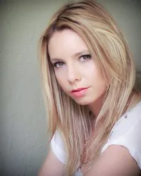 배우인 니콜 셰리 살레타의 대표 이미지