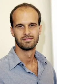 영화감독인 에도아르도 폰티의 대표 이미지