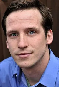 영화배우인 라일리 도나휴의 대표 이미지