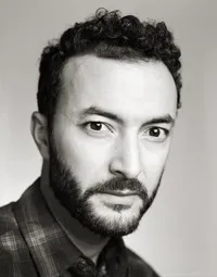 영화배우인 나스르딘 드하르의 대표 이미지