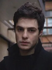 영화배우인 토르니케 브지아바의 대표 이미지