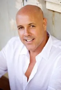 영화배우인 에릭 길리옴의 대표 이미지